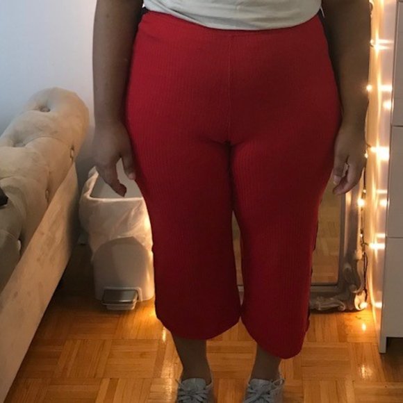 Cropped Ribbed Culottes in Red - Picture 3 of 8